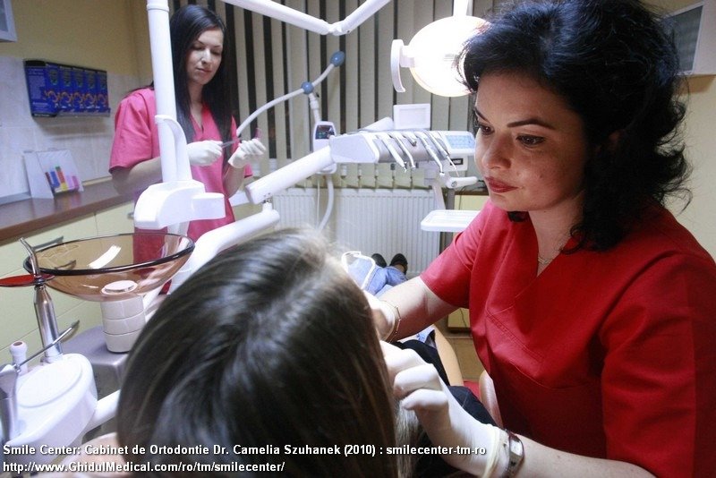 Dr. Camelia Szuhanek oferind tratament ortodontic la Smile Center